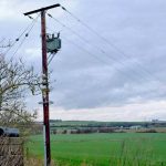 ¿A cuánta velocidad viaja la electricidad por el cable?